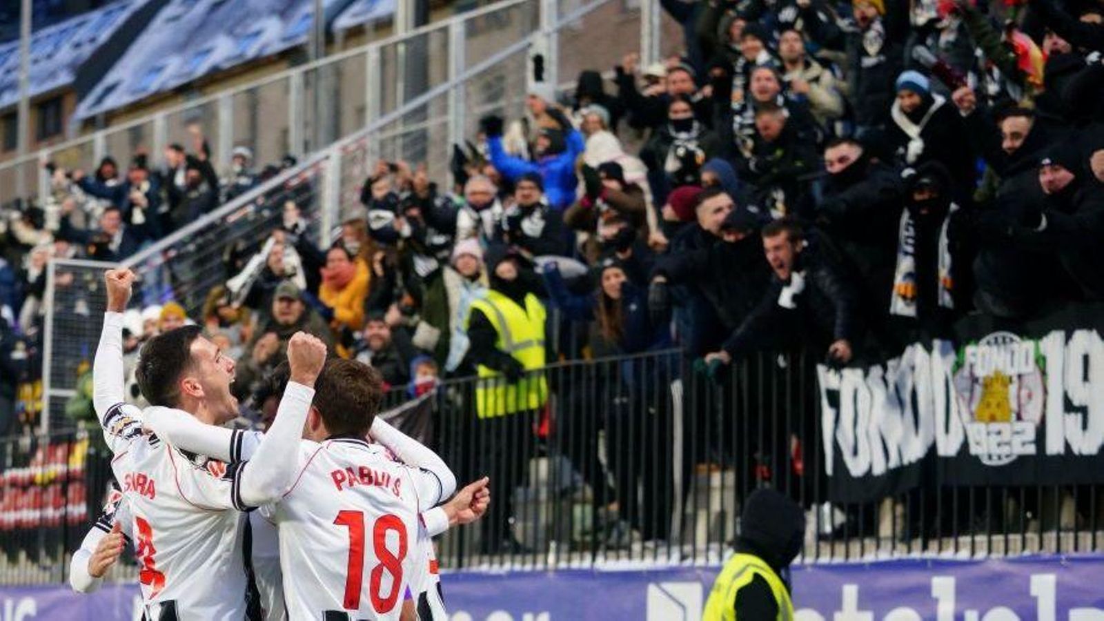 Els jugadors del Castelló celebren un dels gols amb l'afició desplaçada a Andorra