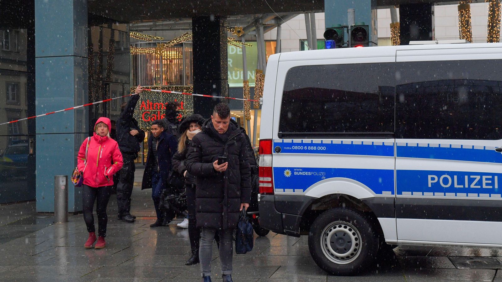 Agents de la policia asseguren la zona al voltant del mercat de Nadal a Dresden