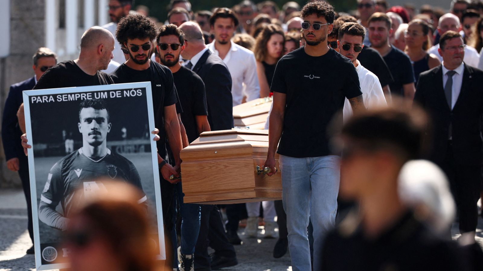 Trasllat dels fèretres de Diogo Jota i André Silva al cementeri de Gondomar