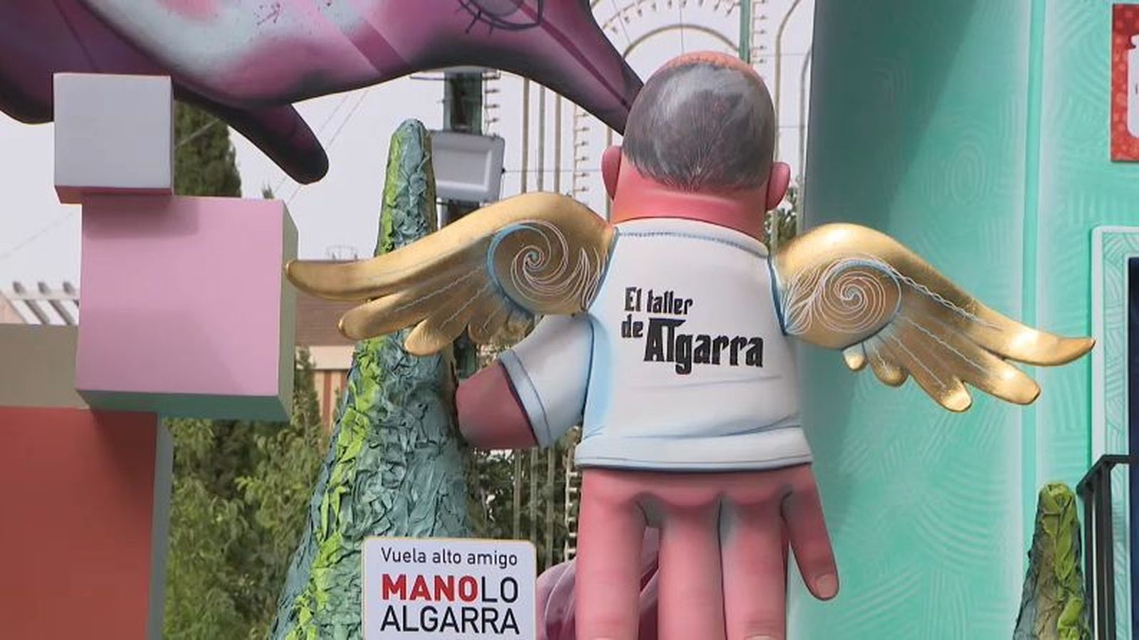 Homenatge de la foguera Sèneca-Autobusos a l'artista mort Manolo Algarra