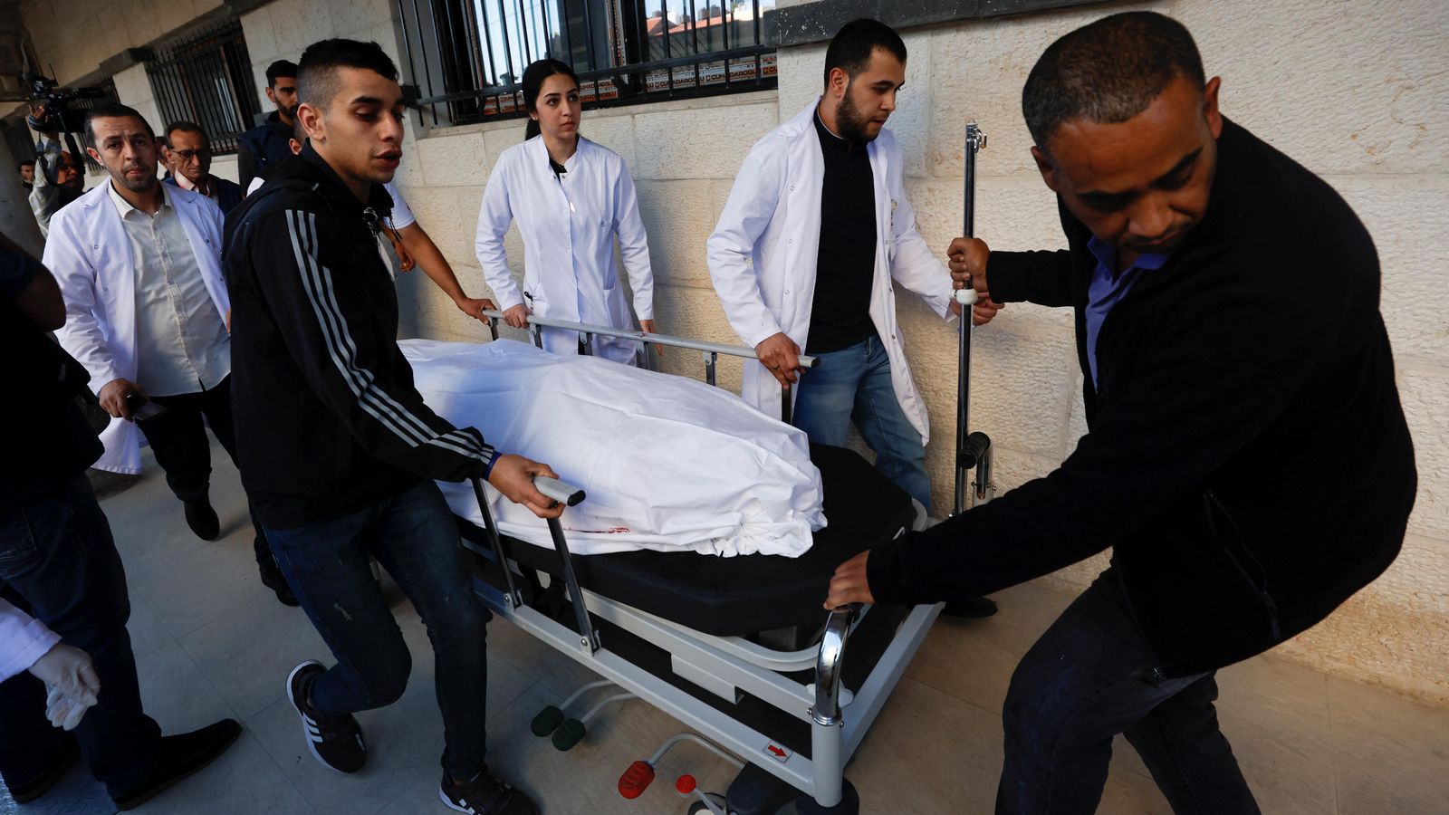 El cos sense vida de la reportera d'Al Jazeera, Shireen Abu Akleh, arriba en llitera a un hospital. El cos sense vida de la reportera d'Al Jazeera, Shireen Abu Akleh, arriba en llitera a un hospital.
