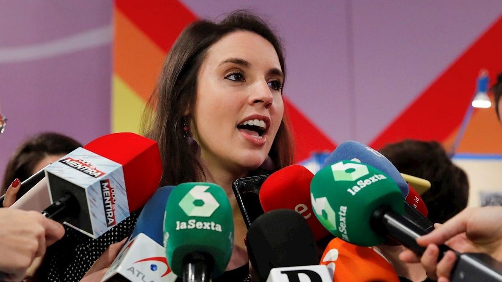 La ministra d'Igualtat, Irene Montero, atén als mitjans de comunicació en la presentació de l'exposició 'El vot de les dones'