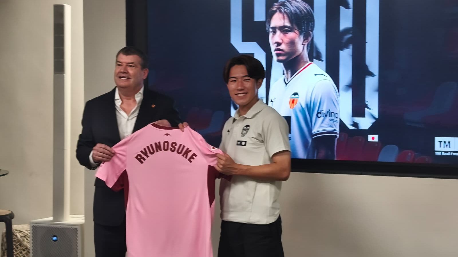 Sato, acompanyat de Ron Gourlay, CEO de Futbol del València