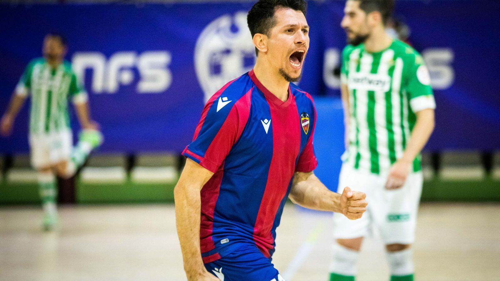 Gallo celebra el primer gol del partit