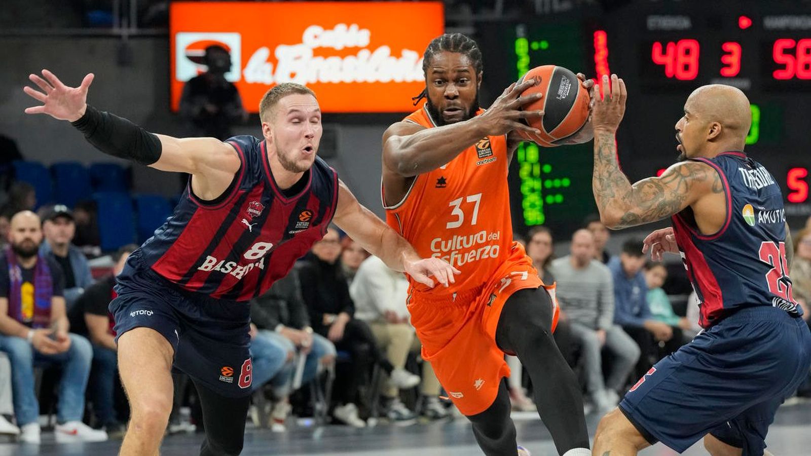 Ojeleye, en una acció del partit