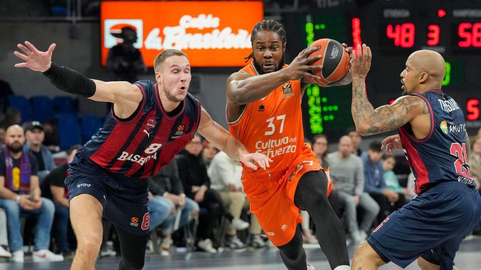 Ojeleye, en una acció del partit Ojeleye, en una acció del partit