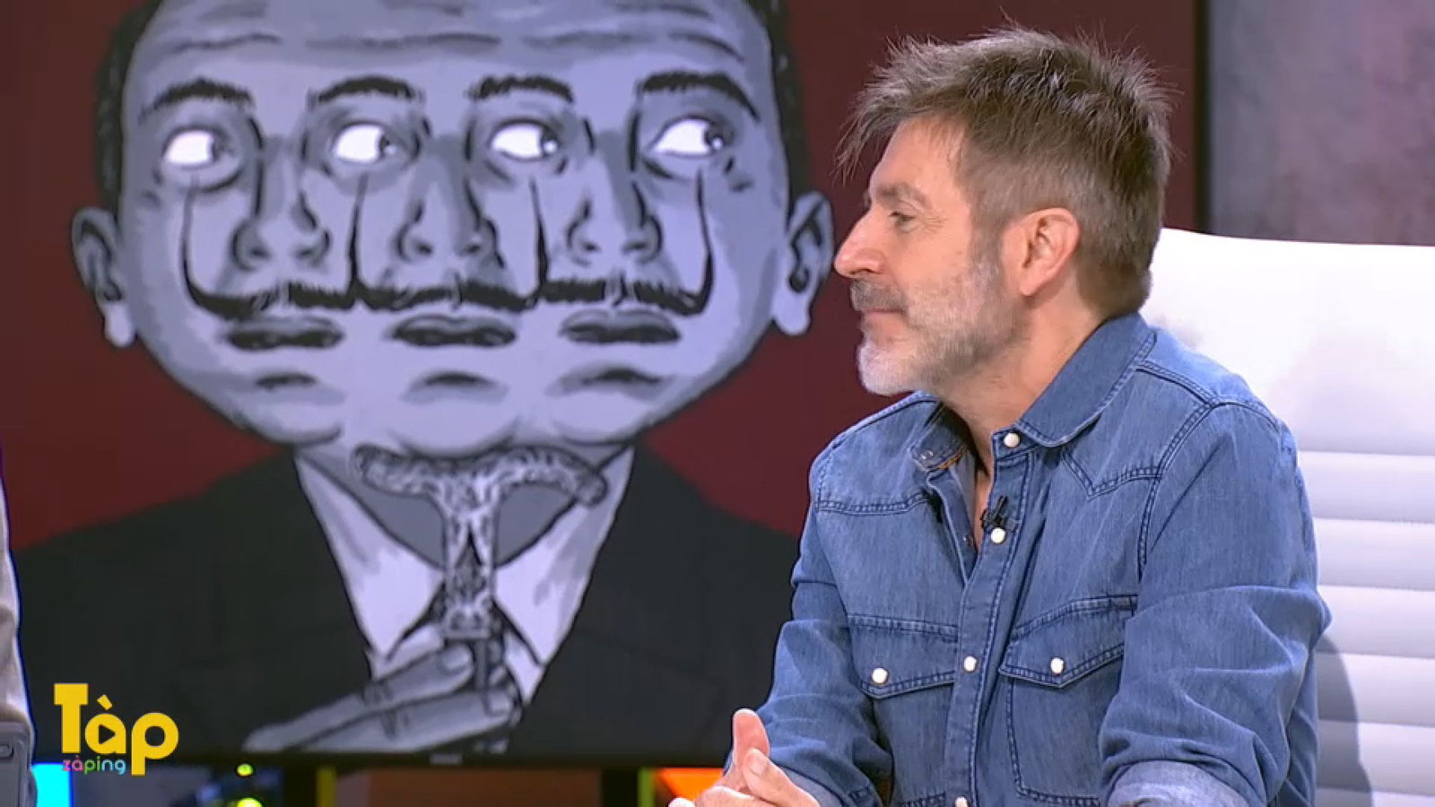 Paco Roca amb un dibuix seu dedicat a Dalí