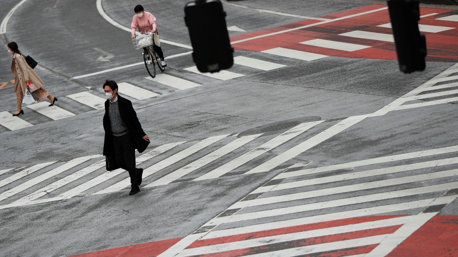 Vianants amb mascaretes protectores a Tokio, Japó, aquest dimarts