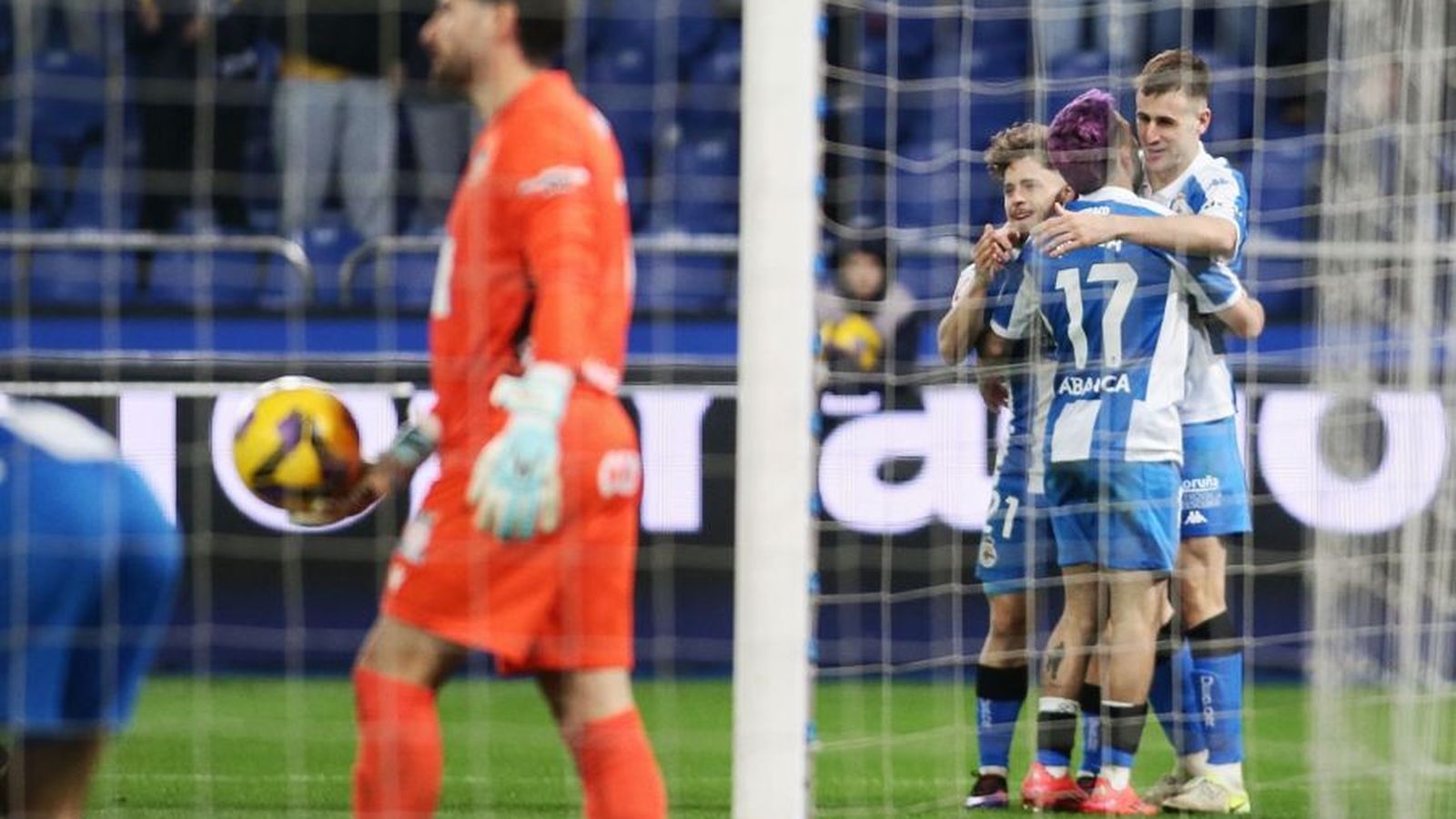 Gonzalo es lamenta d'un gol encaixat a Riazor davant la celebració dels jugadors del Dépor