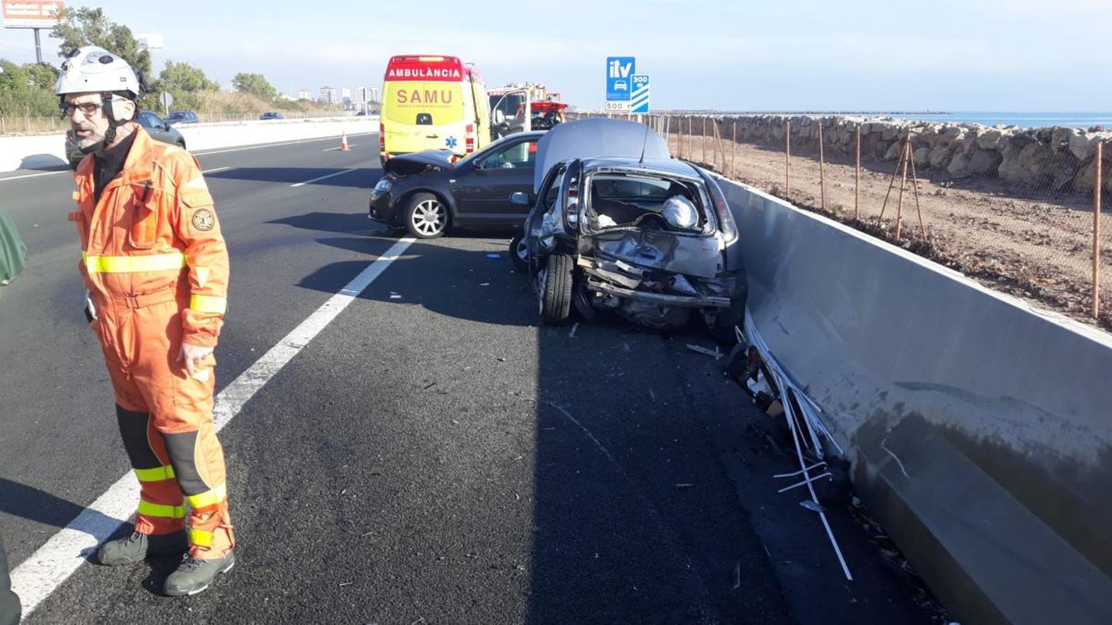 Un xoc entre dos vehicles talla dos carrils en la V-21