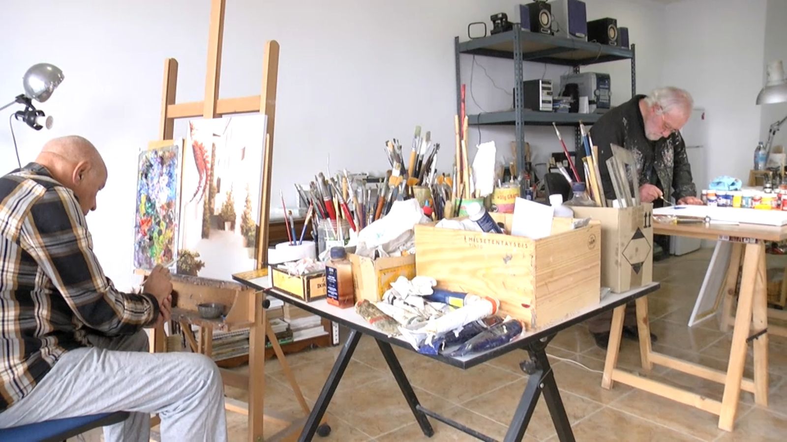 Àngel i José Antonio creen mil quadros a l’any des de fa cinquanta anys