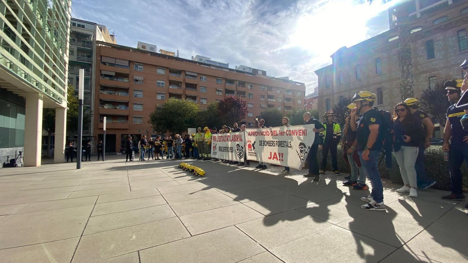 Manifestació dels bombers forestals de la Generalitat, durant una protesta