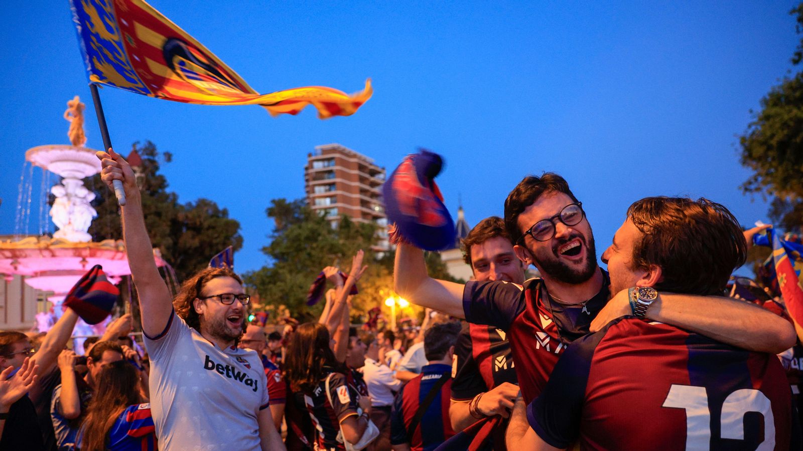 Celebració d'aficionats del Llevant en la font de les Quatre Estacions