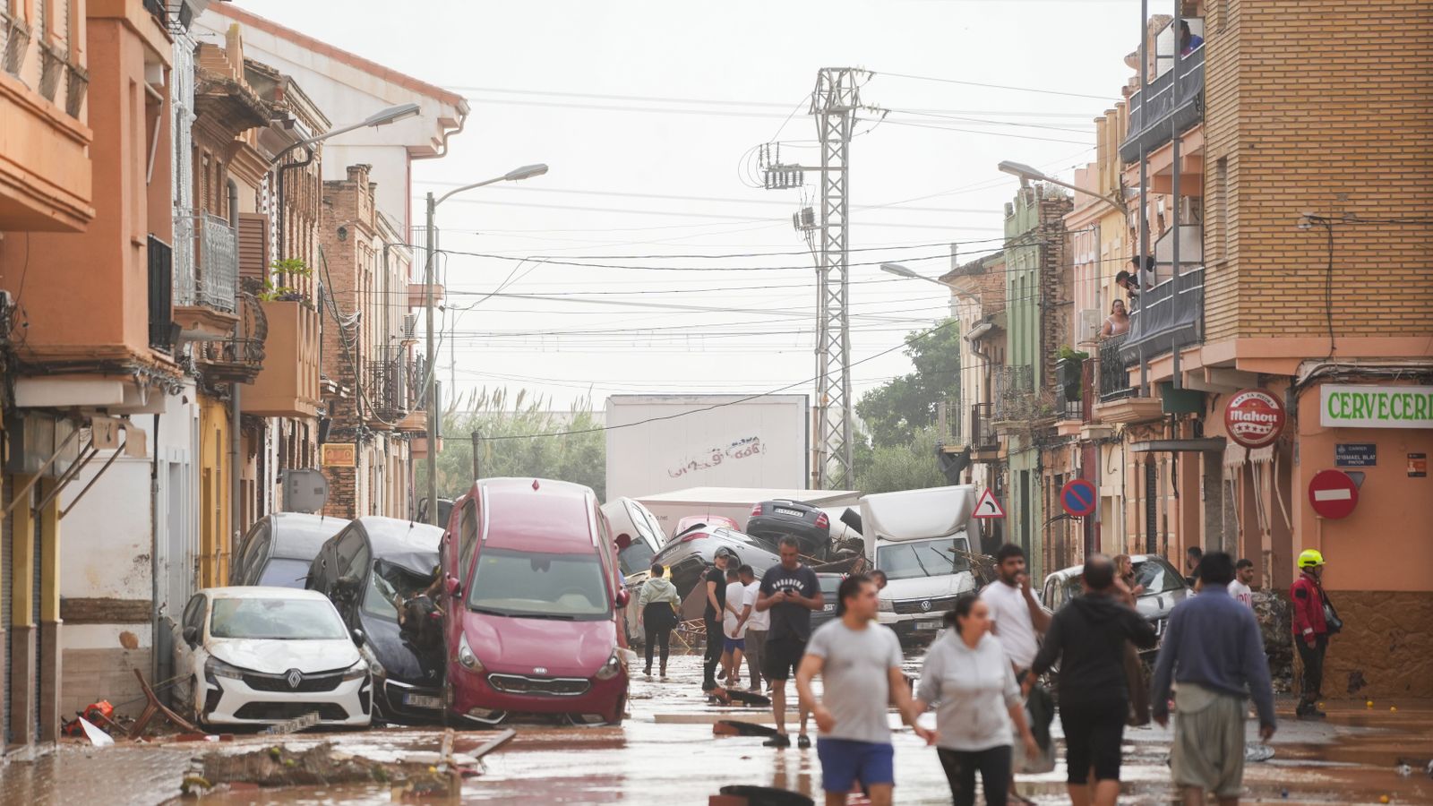 Un dels carrers de la pedania de la Torre, a València, amb una torre elèctrica al fons