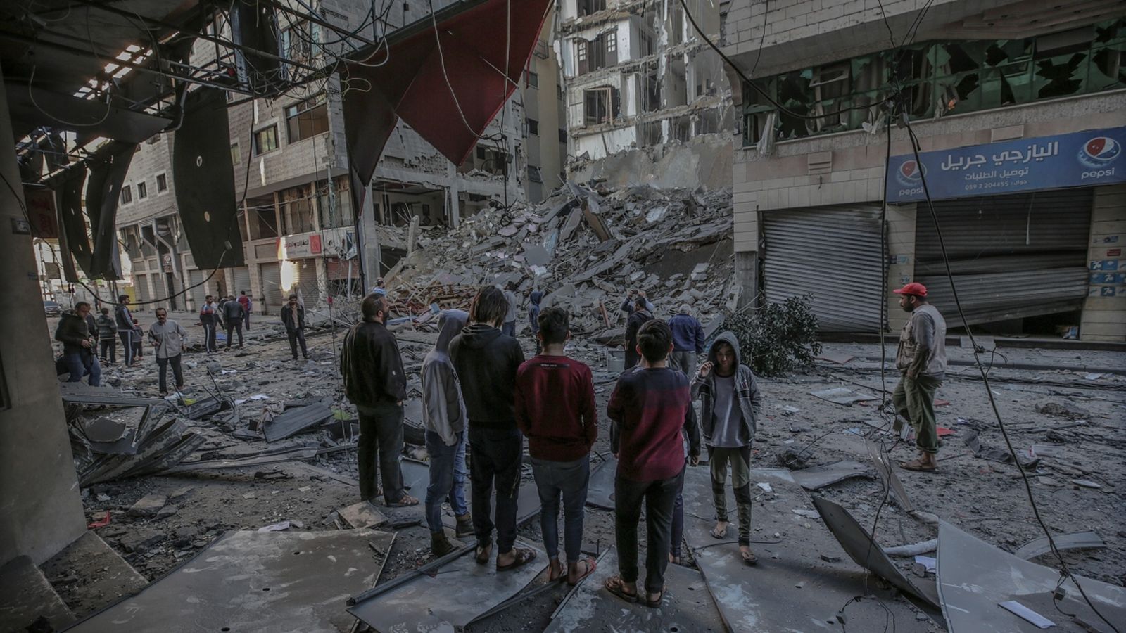 Diversos palestins inspeccionen les destrosses registrades en un edifici residencial després d'un atac aeri israelià en la ciutat de Gaza. Mohammed Saber (Efe)