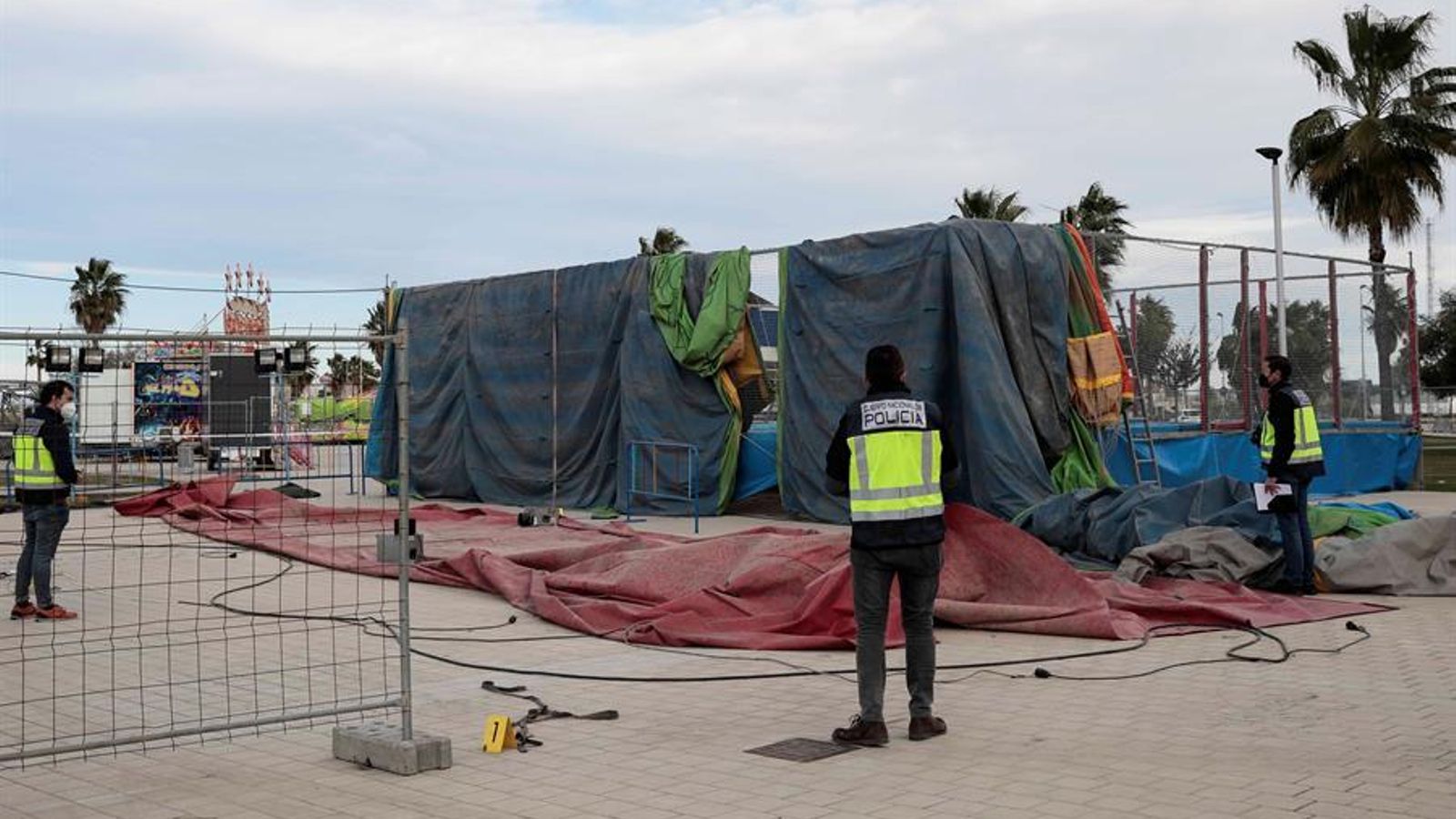 Agents de policia inspeccionen el castell unflable on va tindre lloc l'accident