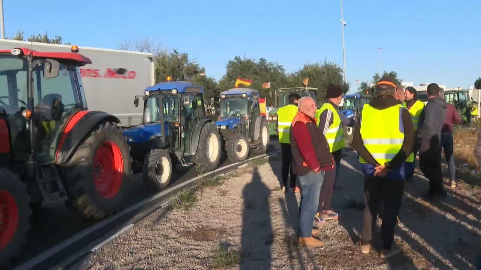 Llauradors concentrats en una de les redones de la CV-32, que ha registrat trànsit lent durant tot el matí