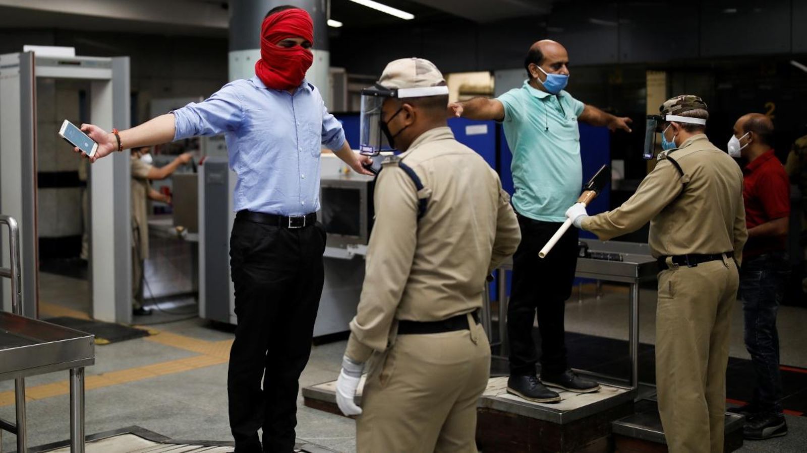 Control de seguretat al metro de Nova Delhi, que aquest dilluns recupera l'activitat