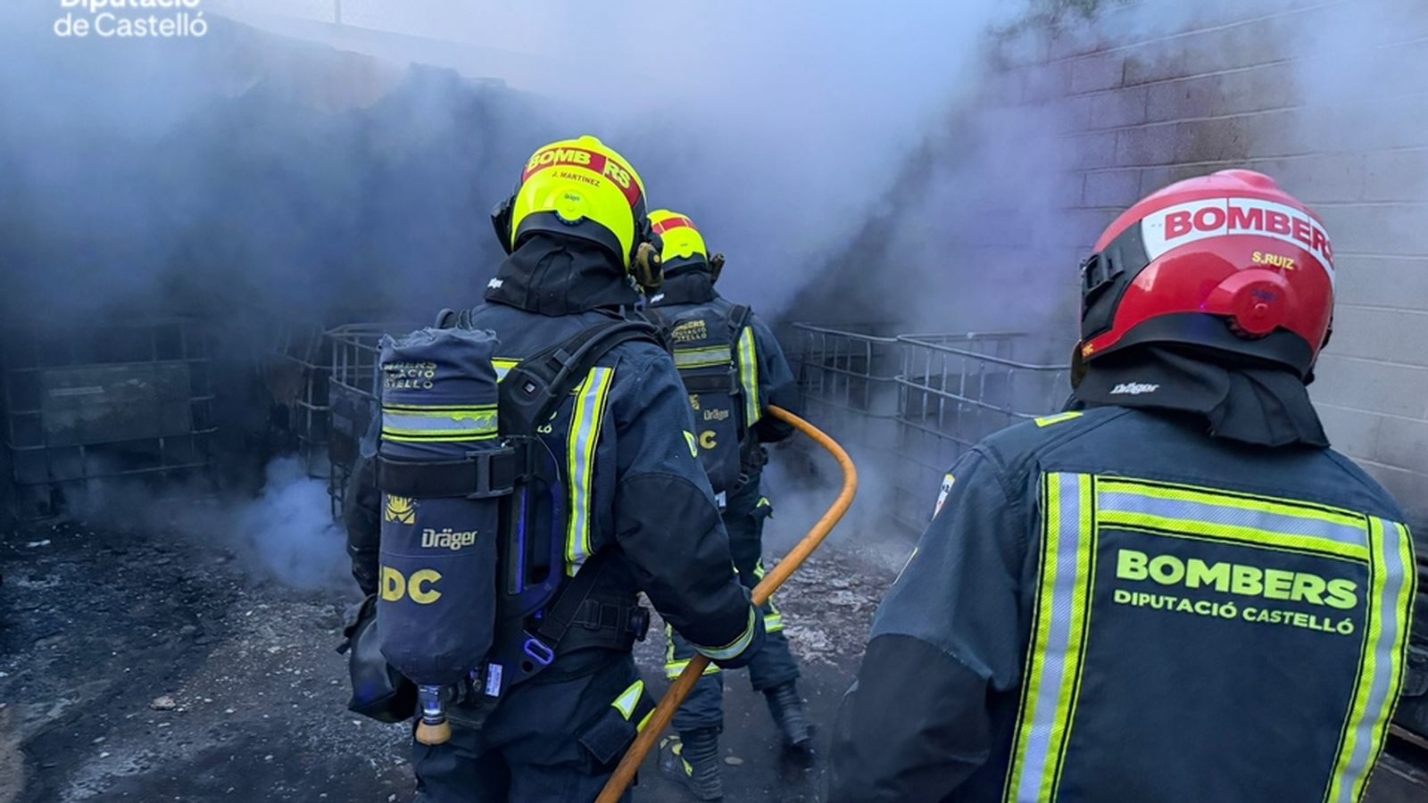 Bombers del Consorci Provincial de Bombers de Castelló treballant en l'extinció de l'incendi