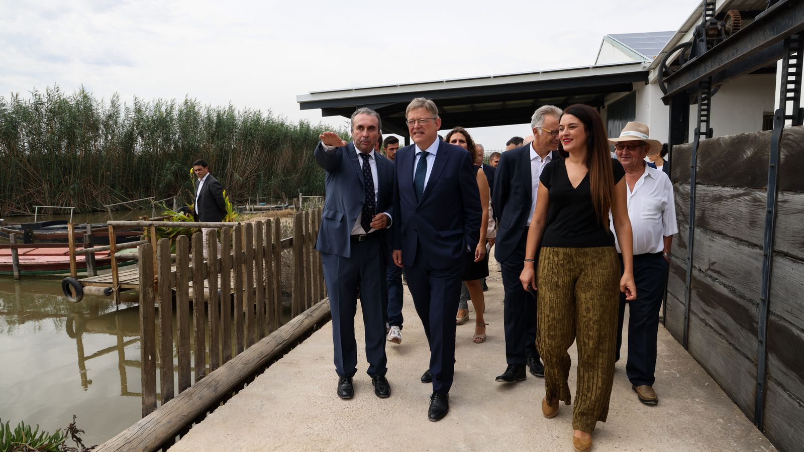 Ximo Puig i les comunitats de regants en una visita a l'Albufera