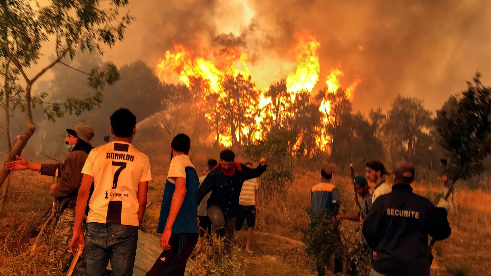 El veïnat de la localitat d'Achallam tracta d'ajudar en les tasques per a extingir el foc