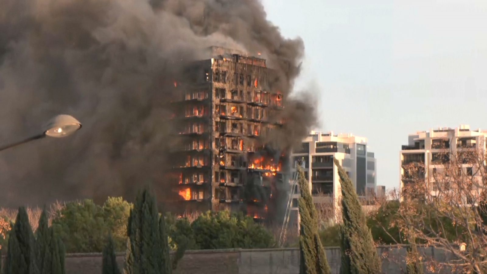 La façana va cremar-se a gran velocitat, un fet que genera debat entre el sector de la construcció i la societat