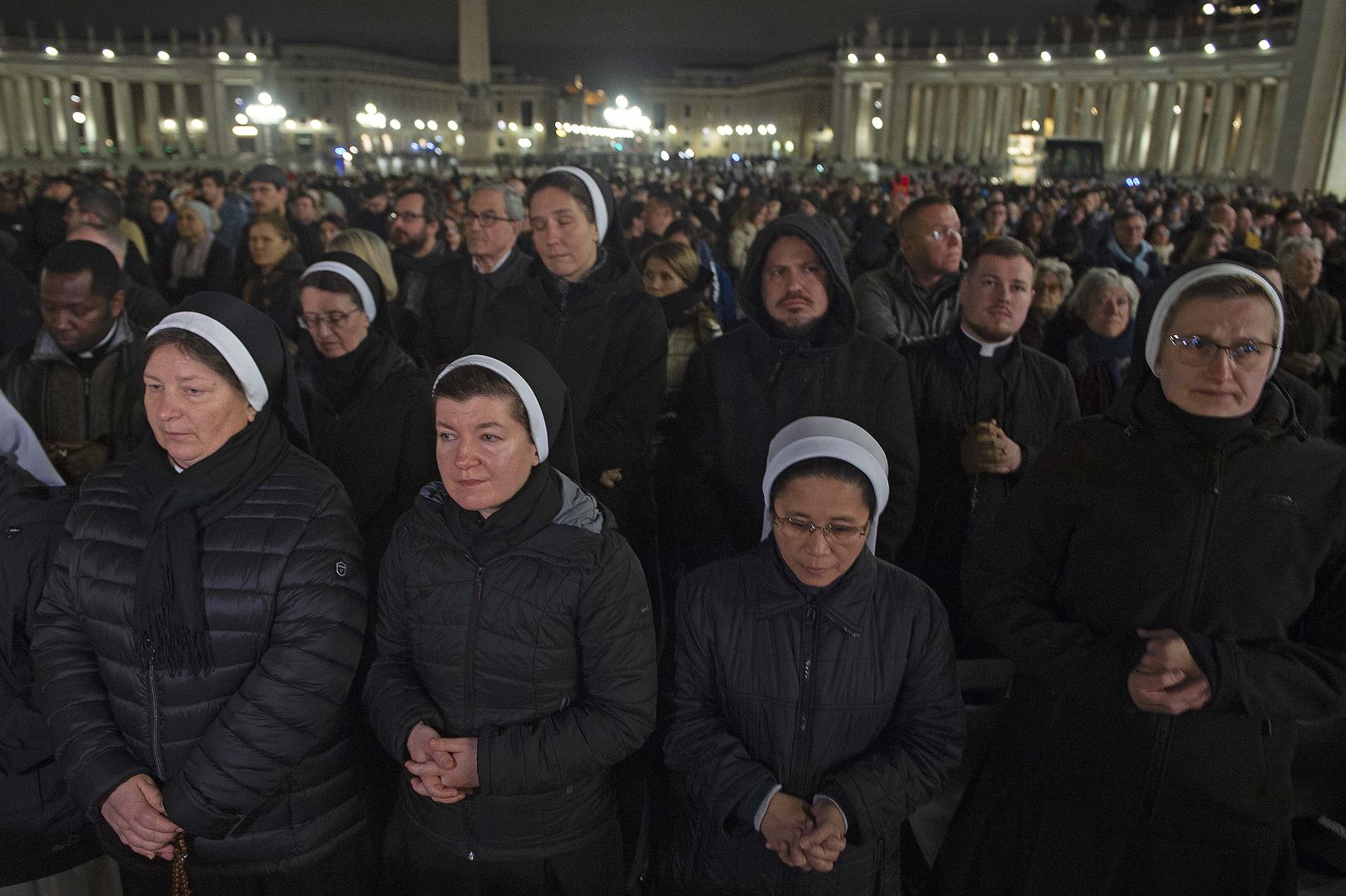 La plaça de Sant Pere del Vaticà s'ompli de fidels i membres de l'Esglèsia que resen per la recuperació del papa