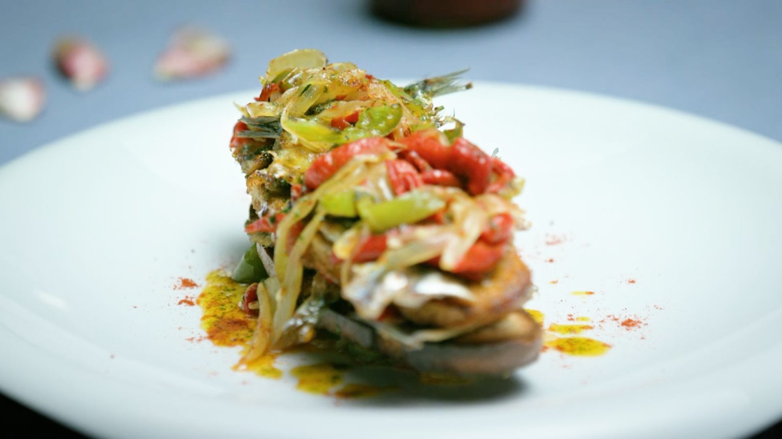 Milfulles d'aladrocs, piperrada i pebre roig fumat