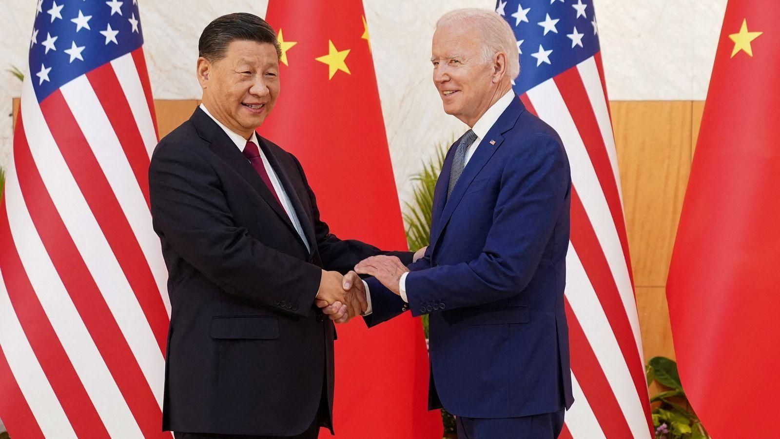 El president de la Xina, Xi Jinping, i el dels Estats Units, Joe Biden, durant la primera trobada cara a cara com a presidents a Bali