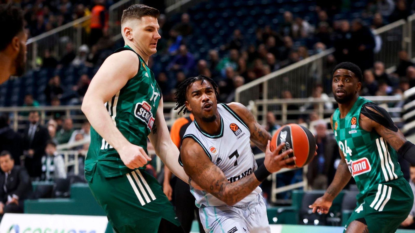 Chris Jones, en una acció del partit