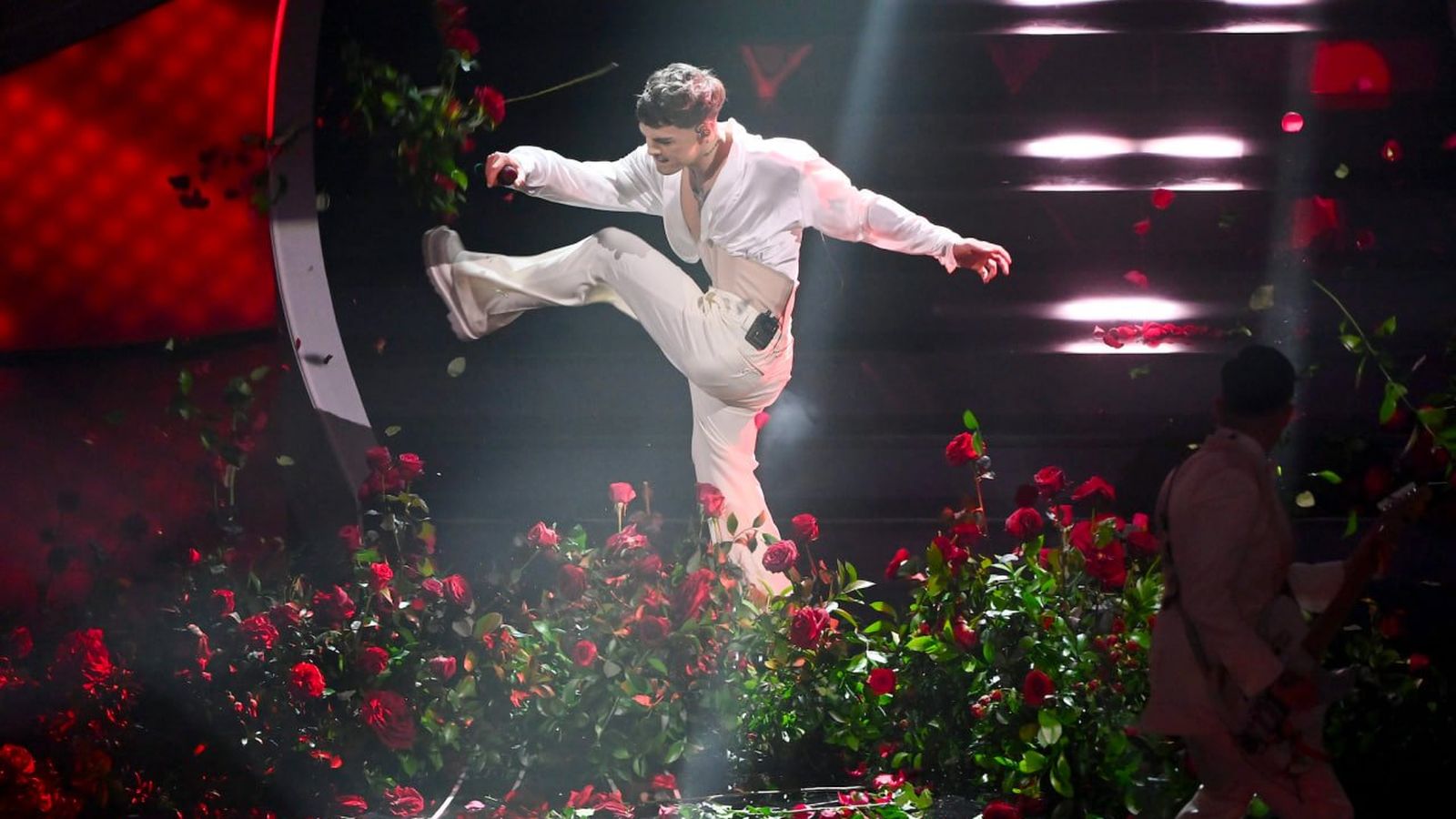 Blanco en el moment de l'actuació quan destrossa part de l'escenari