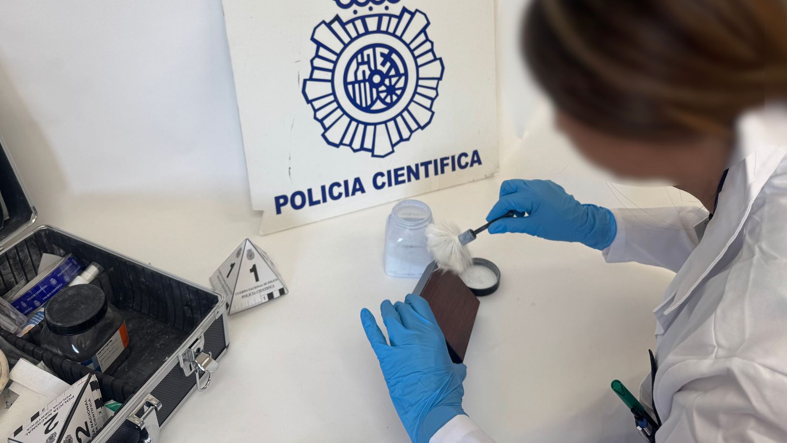 Tasques d'identificació de la policia científica