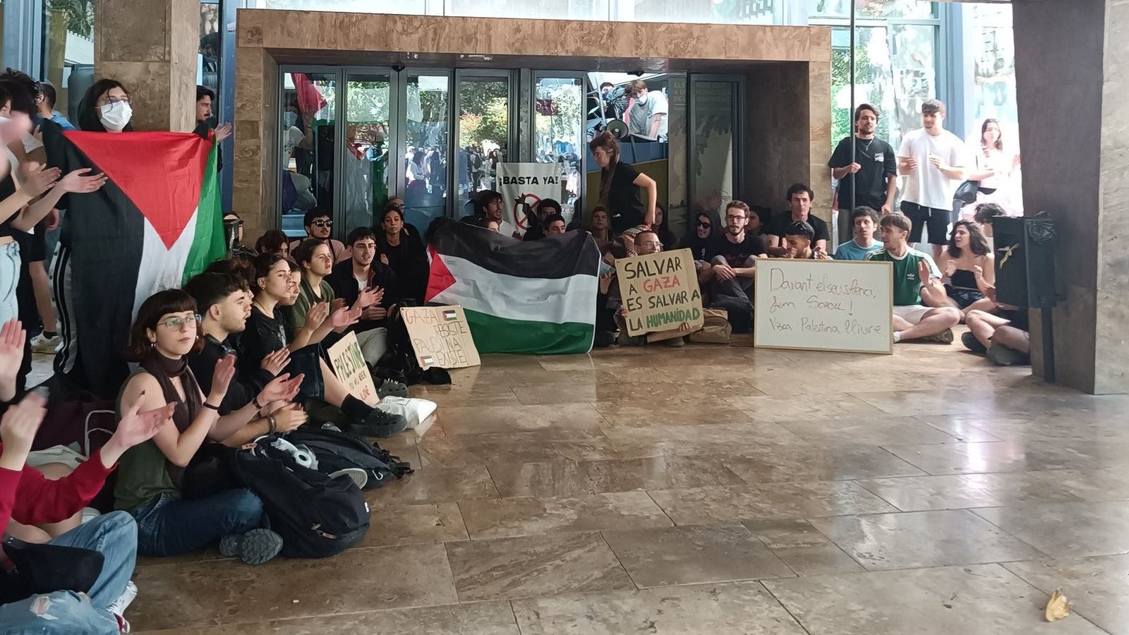 Estudiantat propalestina es manifesta este dijous a les portes de la Facultat de la Filosofia de la UV