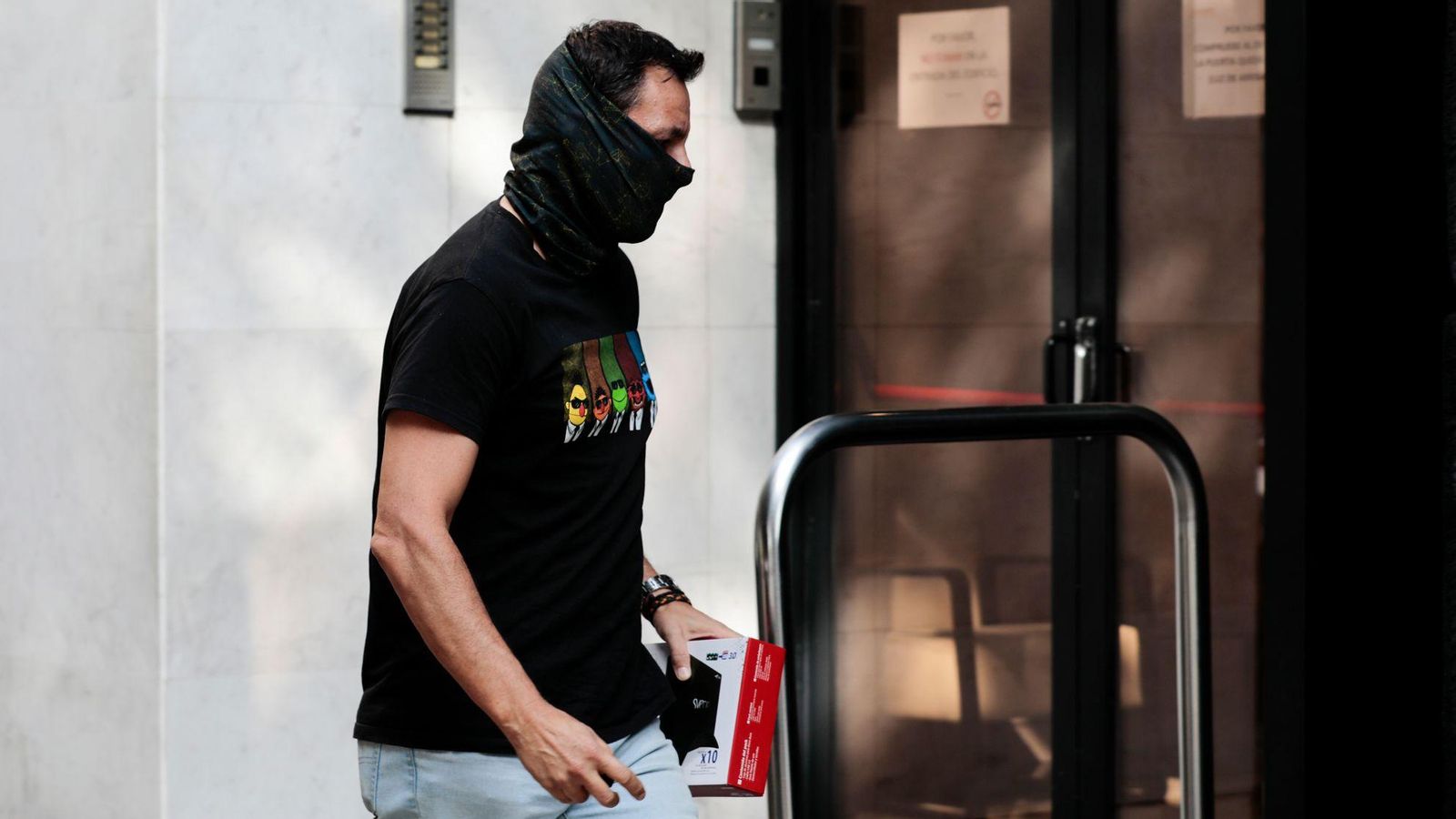 Un agent de l'UCO durant un dels escorcolls simultanis de la nova fase d'Assut