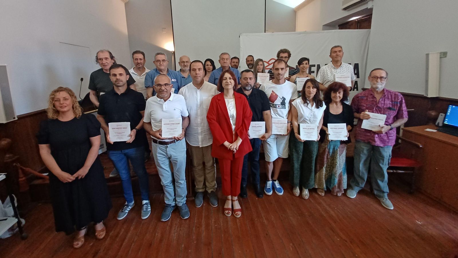 La consellera de Participació, Transparència, Cooperació i Qualitat Democràtica, Rosa Pérez Garijo ha entregat a representants dels ajuntaments de diferents localitats d'aquestes comarques els 'Taulells de la Memòria'