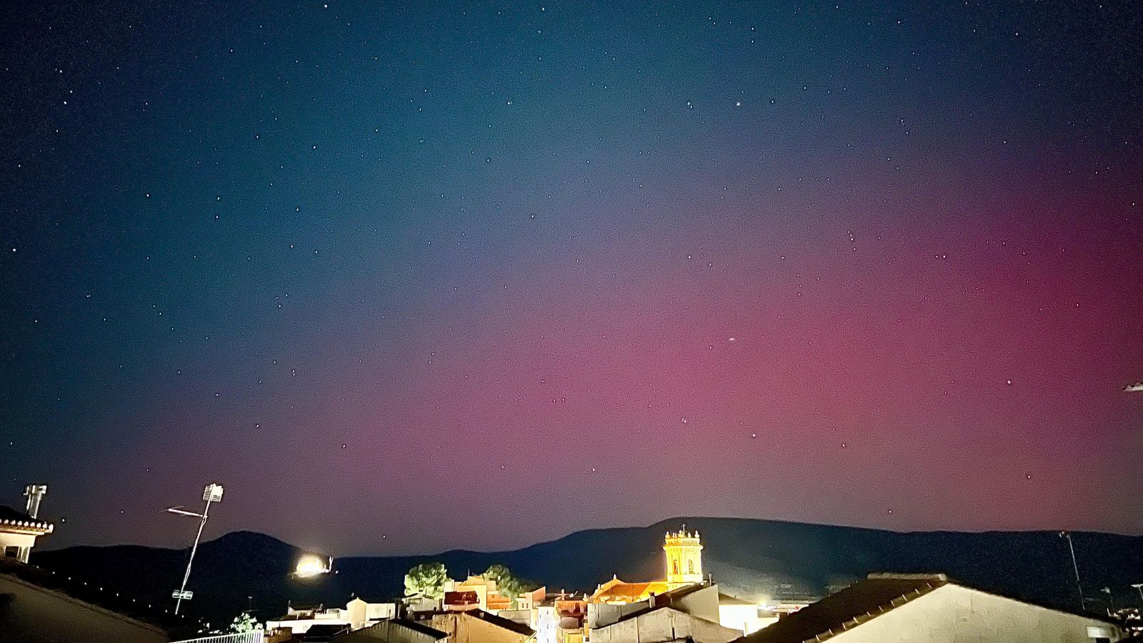 El cel des de la Font de la Figuera en la matinada d'este divendres
