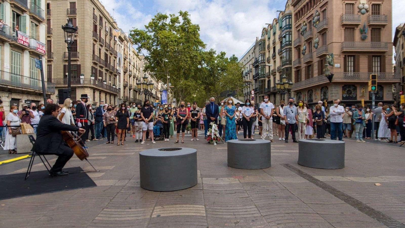 Aragonès, Colau, Batet i Raquel Sánchez recorden l'atemptat del 17A al costat de víctimes i familiars en La Rambla de Barcelona