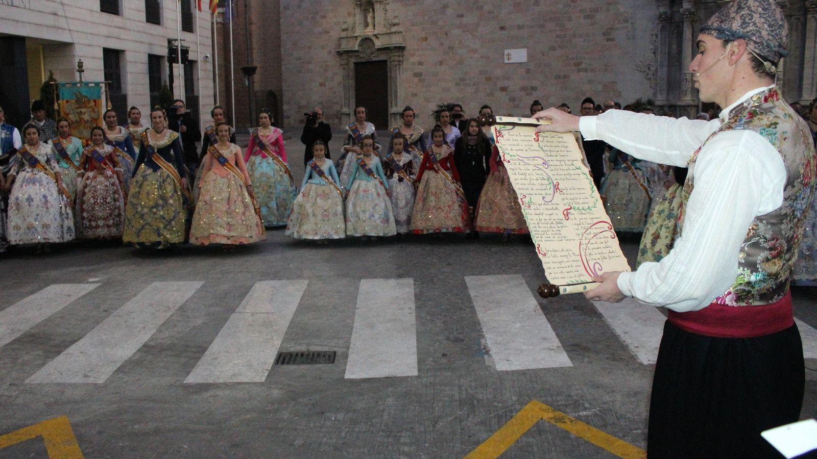 El pregoner, José Poveda, convida els veïns i les veïnes de Borriana a viure les falles intensament.