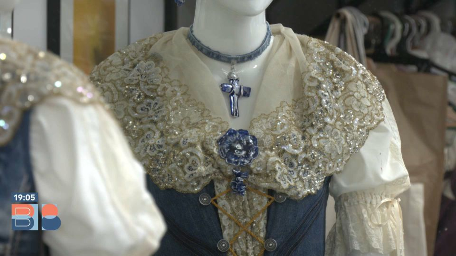 Detall del vestit de valenciana