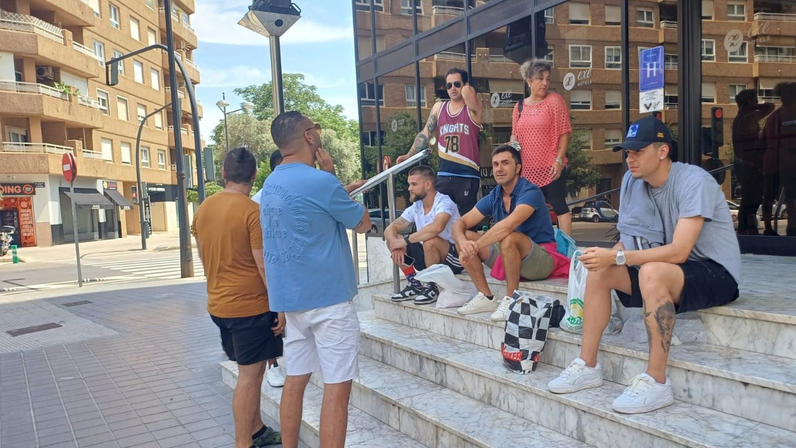 Alguns dels viatgers rescatats conversen a les portes de l'hotel de València on han passat la nit