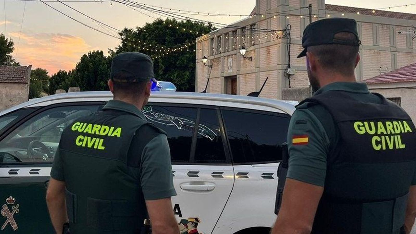 Agents de la Guàrdia Civil, en arxiu EuropaPress 6189766 agentes guardia civil vehiculo oficial