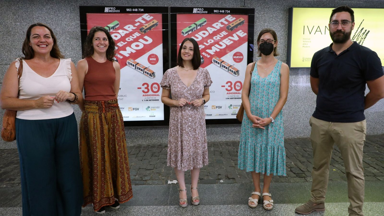 La consellera Torró i directius d'FGV en una estació de Metrovalencia