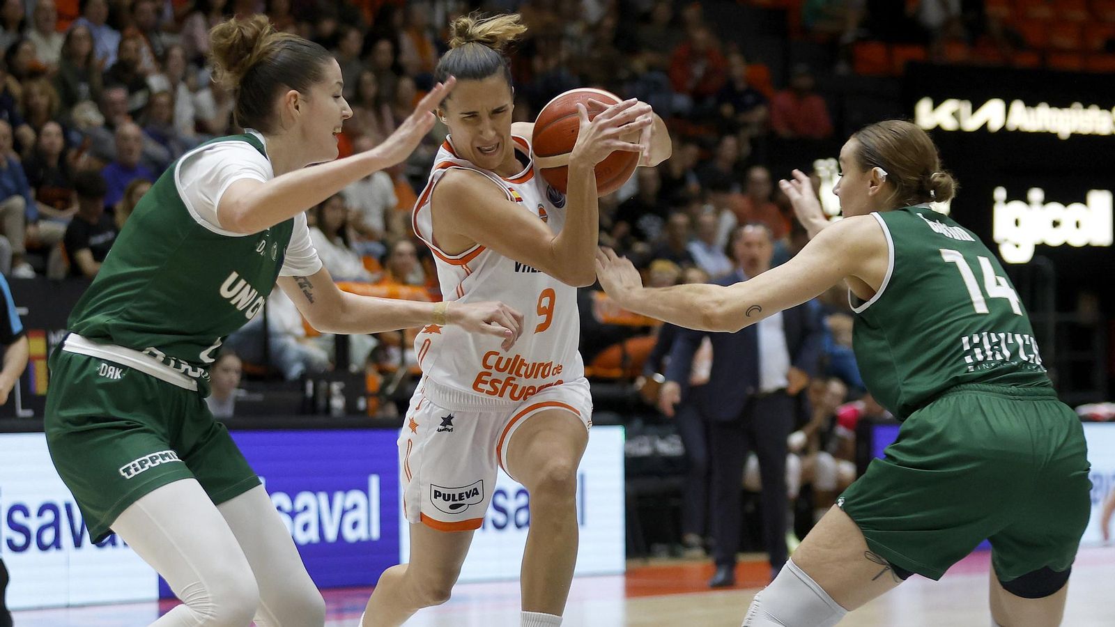 Queralt Casas fa una internada a cistella entre dos defensores de l'equip hongarés