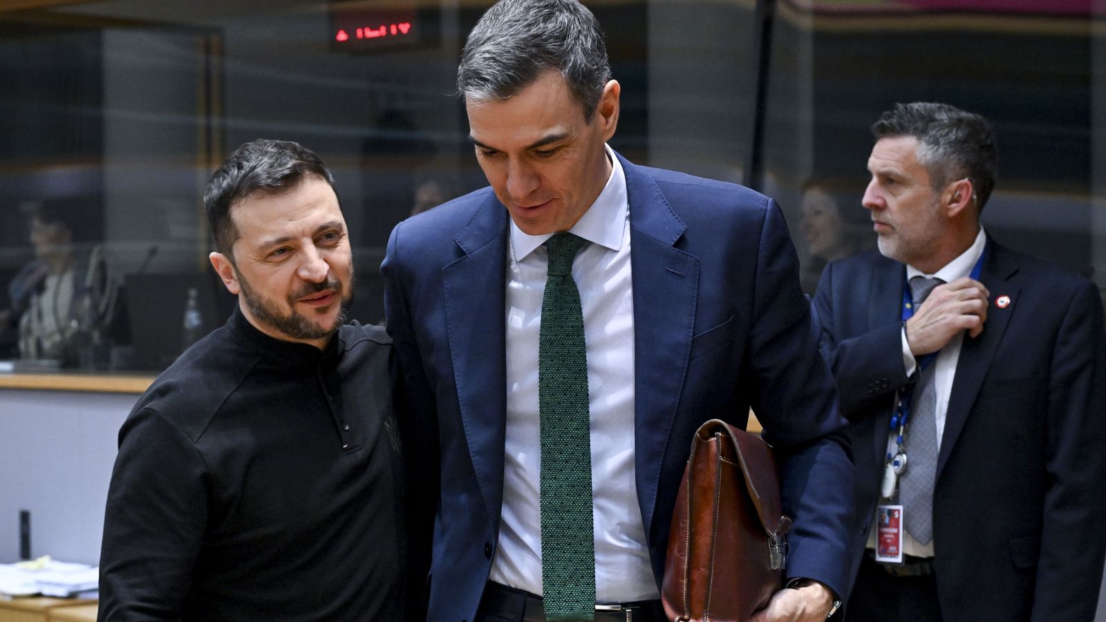 El primer ministre espanyol, Pedro Sánchez, i el president d'Ucraïna, Volodymyr Zelensky, arriben a una taula rodona durant la cimera de la Unió Europea sobre Ucraïna.