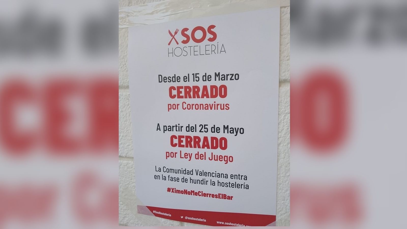 Cartell penjat en l'entrada d'un bar