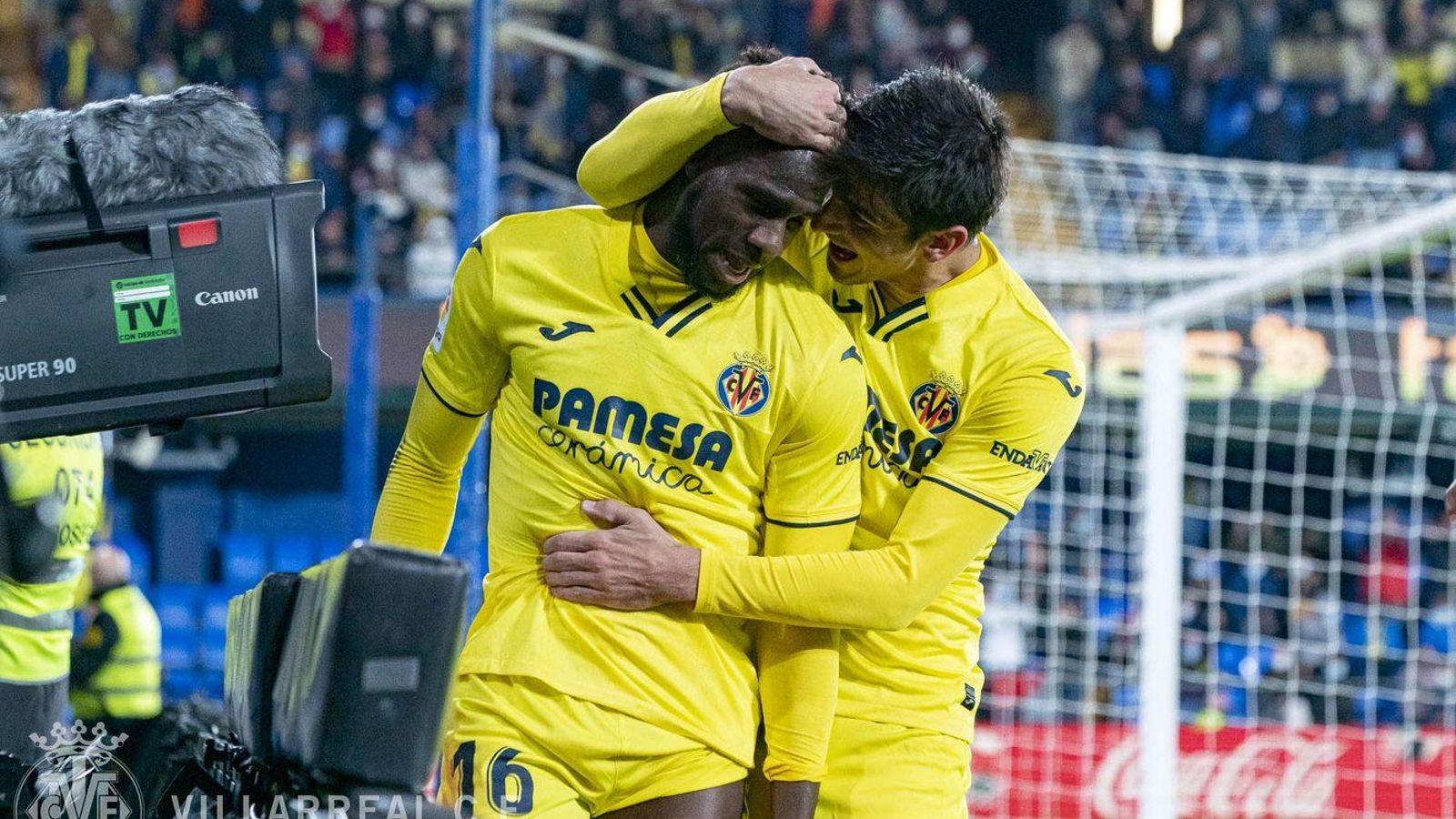 Boulaye Dia i Gerard Moreno celebren un dels gols de la nit