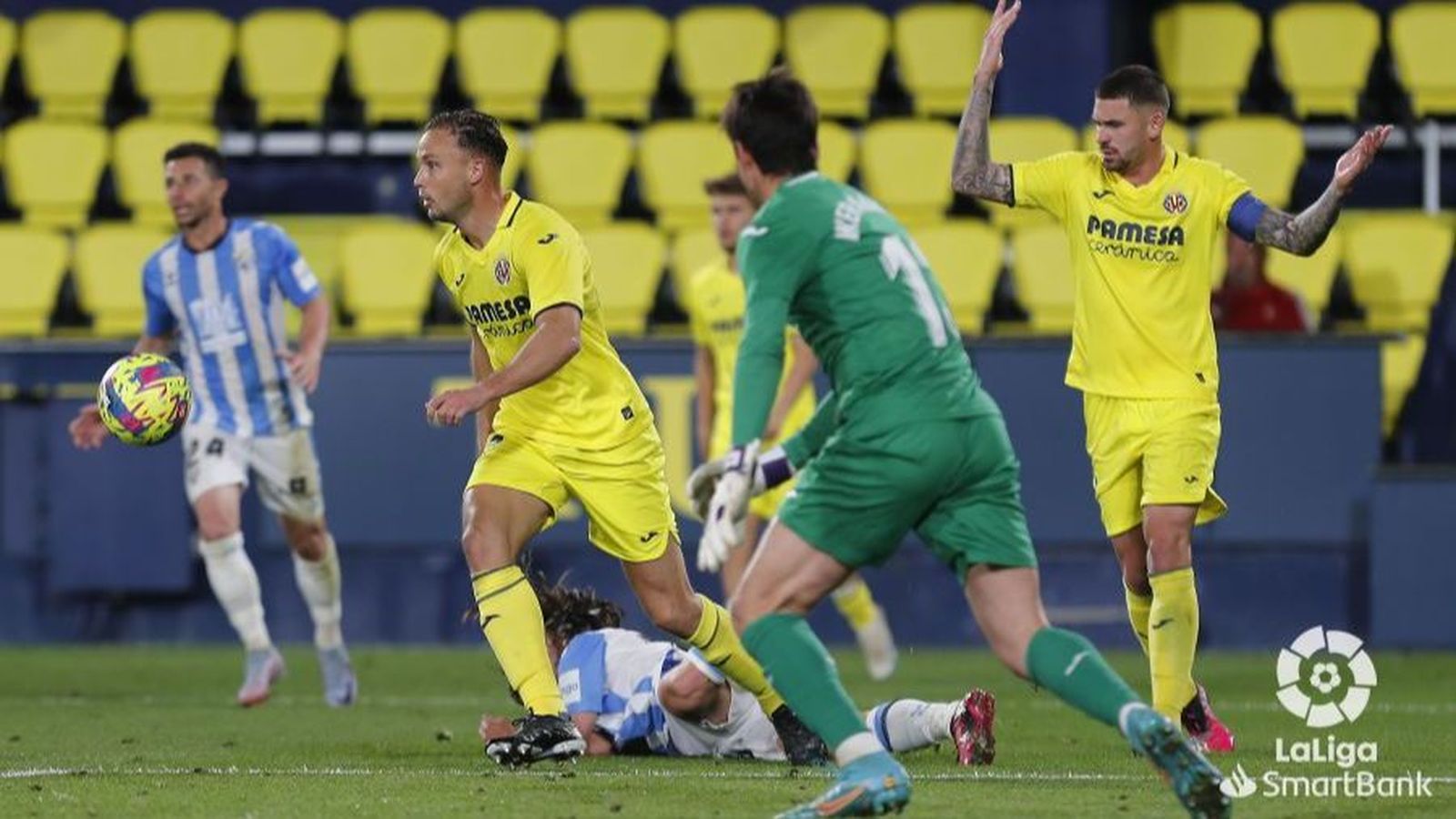Pablo Íñiguez, Íker i Dela, en una acció del partit