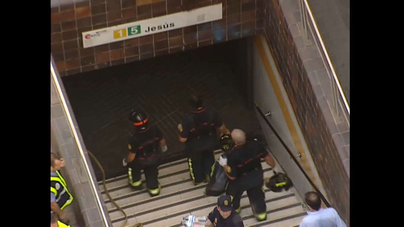 Els bombers entren a l'estació de metro de Jesús el 3 de julio de 2026