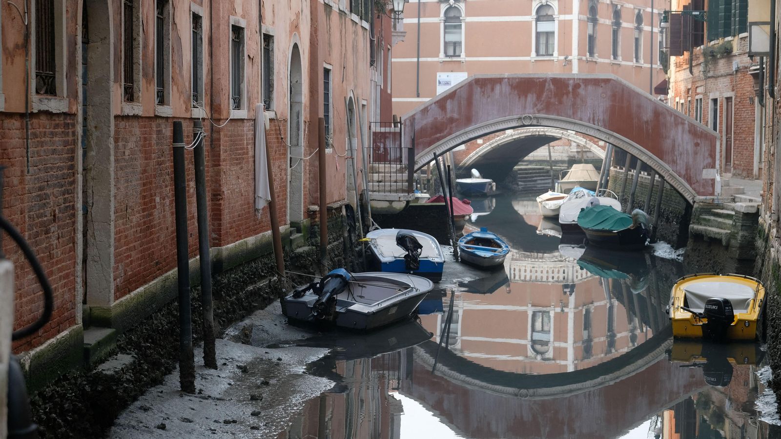 Vaixells en un canal durant una forta baixamar en la llacuna de Venècia