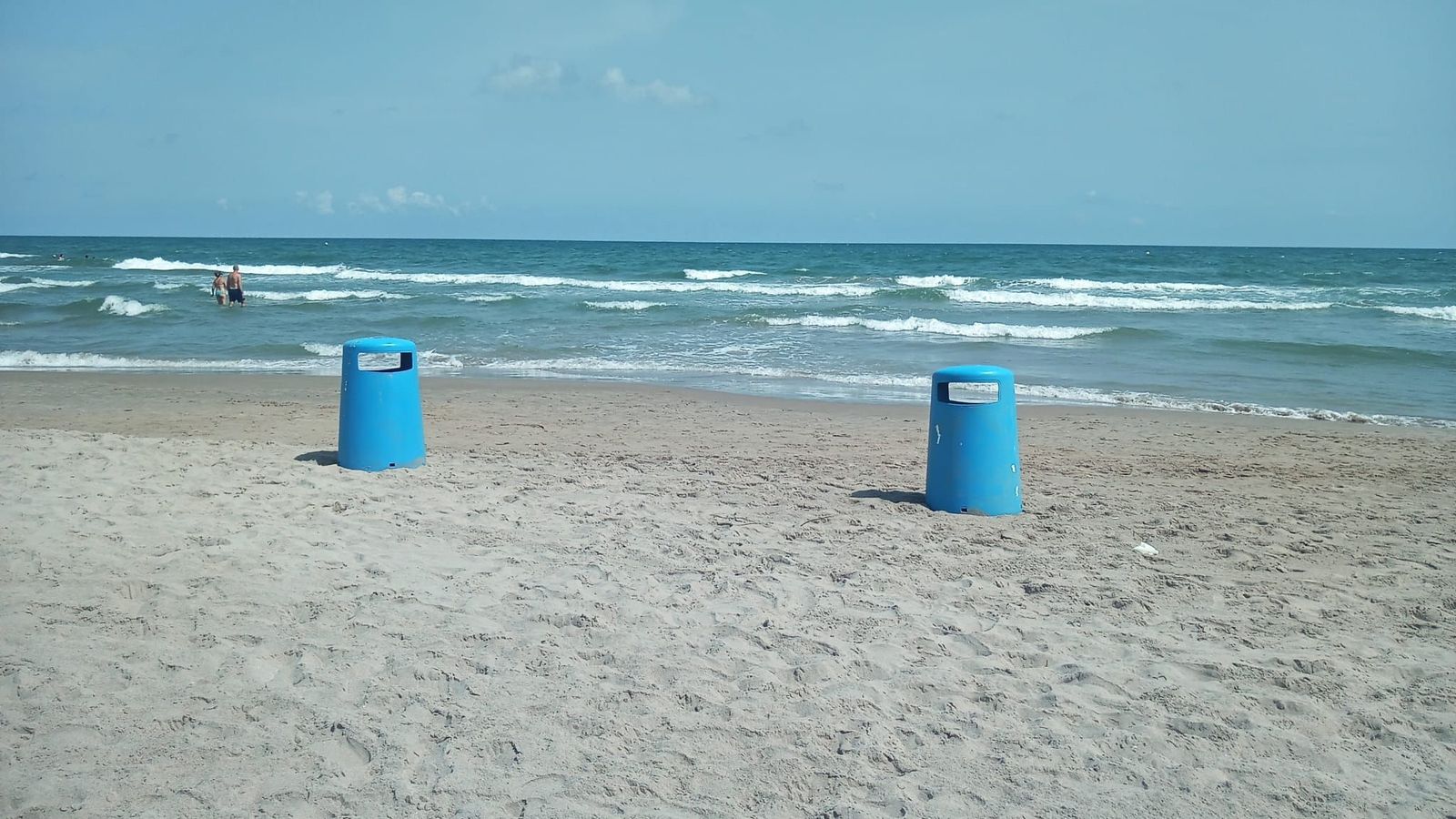 Punt de la platja del Perellonet on s'ha trobat el cos, delimitat per dues papereres